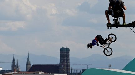 Grâce à son premier run crédité de 78,20 points, la Française Laury Perez obtient la médaille de bronze en finale du BMX Freestyle femmes. La Tchèque Iveta Miculycova décroche l'or, devant l'Allemande Kim Lea Müller.