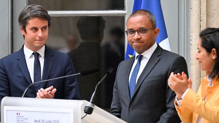 Pap Ndiaye (à droite) lors de la passation de pouvoir avec Gabriel Attal au ministère de l'Education nationale, à Paris, le 20 juillet 2023. (EMMANUEL DUNAND / AFP)