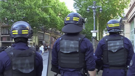 Deux véhicules blindés de la gendarmerie, ainsi qu’une compagnie de CRS et le RAID ont été envoyés pour la soirée du samedi 1er juillet à Marseille (Bouches-du-Rhône) pour venir en renfort après une deuxième nuit de violences. (franceinfo)