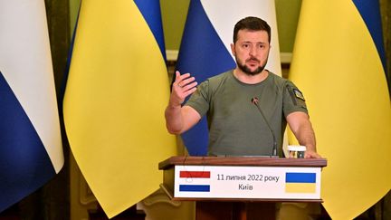 Le président ukrainien Volodymyr Zelensky, lors d'une conférence de presse avec le Premier ministre néerlandais Mark Rutte, le 11 juillet 2022 à Kiev (Ukraine).&nbsp; (SERGEI SUPINSKY / AFP)