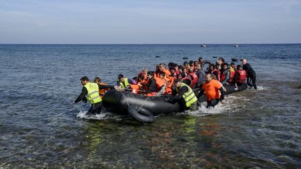 Des réfugiés syriens arrivent de Turquie sur l'île grecque de Lesbos, le 18 mars 2016. (GUILLAUME PINON / NURPHOTO / AFP)