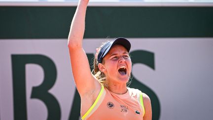 Fiona Ferro lève le poing durant sa victoire au 3e tour des qualifications de Roland-Garros contre l'Australienne Jaimee Fourlis, le 26 mai 2023, synonyme de qualification pour le tableau principal. (MATTHIEU MIRVILLE / AFP)