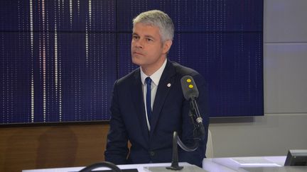 Laurent Wauquiez sur le plateau de franceinfo, le 28 mars 2018. (JEAN-CHRISTOPHE BOURDILLAT / FRANCE-INFO)