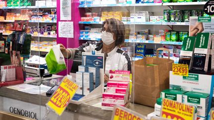 Une pharmacienne avec un masque à Paris, le 15 avril.&nbsp; (ALEXIS SCIARD  / MAXPPP)