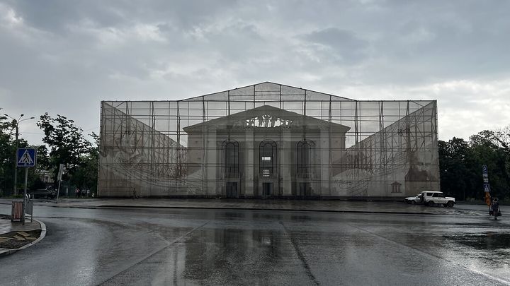 Le théatre de Marioupol, où 300 à 600 personnes ont péri dans un bombardement de l'armée russe, est entouré d'une gigantesque bâche. Sa réouverture est annoncée pour la fin 2024. (SYLVAIN TRONCHET / RADIO FRANCE)