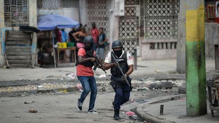 Des policiers patrouillent dans un quartier au milieu des violences liées aux gangs dans le centre de Port-au-Prince, à Haïti, le 25 avril 2023. (RICHARD PIERRIN / AFP)