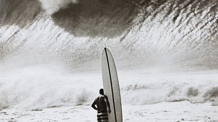 Photographie prise par John Severson en 1964 et exposée dans le cadre de l'exposition "Surfer sur la vague". (MUSEE REGARDS DE PROVENCE)