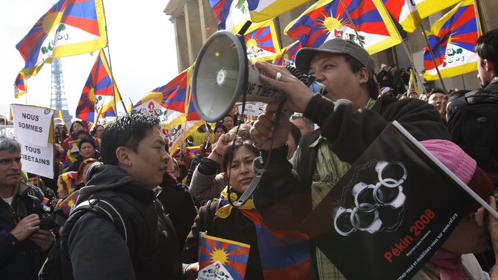 Des manifestants pro-Tibet réunis sur le parvis du Trocadéro pour protester contre les Jeux olympiques de Pékin pendant le relais de la flamme, le 7 avril 2008. (MAXPPP)