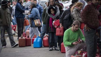 Des habitants de Fort Lee, dans le New Jersey, font la queue devant une station-service, le 1er Novembre 2012.&nbsp; (BRENDAN SMIALOWSKI / AFP)