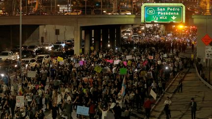 Des manifestations sur l'autoroute Hollywood à Los Angeles protestent contre l'élection de Donald Trump le jeudi 10 novembre.&nbsp; (MARIO ANZUONI / REUTERS)