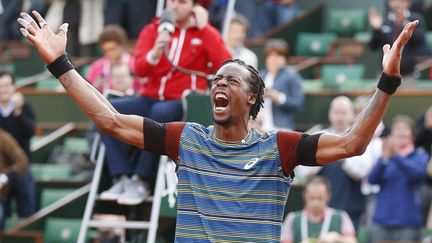 Le Fran&ccedil;ais Ga&euml;l Monfils exulte apr&egrave;s sa victoire face&nbsp;Tomas Berdych, lundi 27 mai 2013 &agrave; Roland-Garros (Paris). (VINCENT KESSLER / REUTERS / X00403)