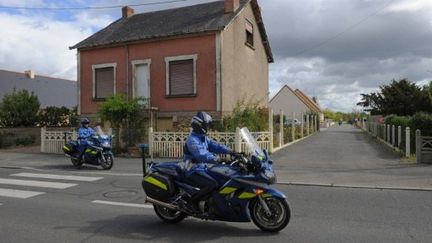 Les gens gendarmes font des rondes pour retrouver Charline et Juile, à La Flèche, le 18 septembre 2011 (AFP/JEAN-FRANCOIS MONIER)