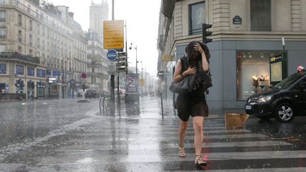 Illustration de Paris sous la pluie. (THOMAS SALOMON / MAXPPP)