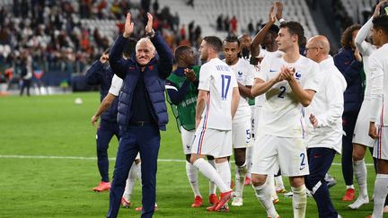 Didier Deschamps et ses joueurs saluent les supporters français présents à Turin, jeudi 7 octobre.&nbsp; (FRANCK FIFE / AFP)