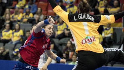 Laura Glauser à la parade devant une joueuse serbe (BJORN LARSSON ROSVALL / TT NEWS AGENCY)