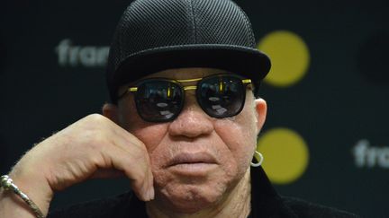 Salif Keïta, chanteur et musicien dans les locaux de Franceinfo. (Jean-Christophe Bourdillat / Radio France)