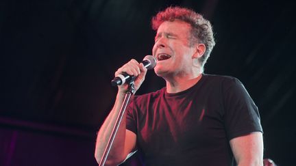 Johnny Clegg lors d'un concert en hommage à Nelson Mandela au Cap (Afrique du Sud), le 11&nbsp;décembre 2013. (RODGER BOSCH / AFP)