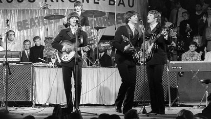 Les Beatles se produisent en concert, le 18 juin 2002, à Munich (Allemagne). (RAUCHWETTER / DPA / AFP)