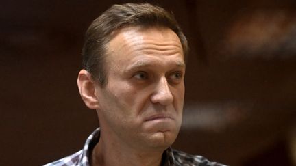 L'opposant russe Alexeï Navalny durant son procès, à Moscou (Russie), le 20 février 2021. (KIRILL KUDRYAVTSEV / AFP)