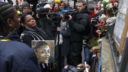 9 janvier 2017 : La mère de la jeune policière municipale, Clarissa Jean-Philippe, durant une cérémonie devant le mémorial à sa fille, à&nbsp;Montrouge. Clarissa Jean-Philippe a été&nbsp;abattue à Montrouge par Amédy Coulibaly, le 8 janvier 2015. (PATRICK KOVARIK / AFP)