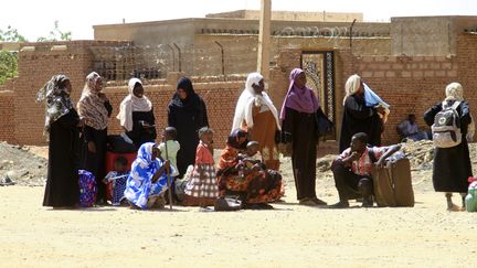 Des femmes et leurs enfants tentent de fuir les combats dans le sud de Khartoum (Soudan), le 21 avril 2023. (- / AFP)