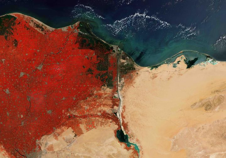 Le canal de Suez vu par le satellite Copernicus Sentinel-2A, 2017 On peut constater le doublement de l'ouvrage.  (DR)