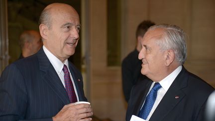 Alain Jupp&eacute; (&agrave; gauche) et Jean-Pierre Raffarin, le 6 juin 2014 &agrave; Bordeaux (Gironde).&nbsp; (JEAN-PIERRE MULLER / AFP)