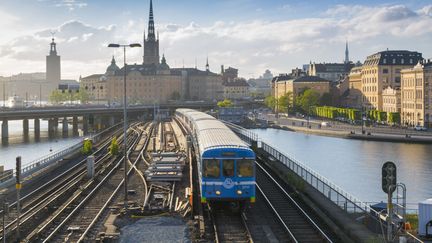 Les suédois fréquentent de plus en plus les trains au détriment des avions par respect de l'environnement. Ici, un train quitte la capitale de la Suède, Stockholm. (FRANK FELL / ROBERT HARDING PREMIUM)