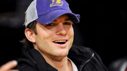 Et si la rumeur enfle concernant une relation entre Rihanna et Ashton Kutcher, ce dernier ne laisse rien para&icirc;tre, continuant &agrave; jouer les fans des Lakers comme si de rien n'&eacute;tait... A suivre. (GUS RUELAS / EFE / SIPA)