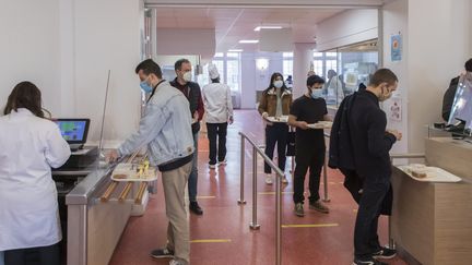 Des étudiants au restaurant de la Cité internationale universitaire de Paris, le 4 mai 2021. (MAXPPP)