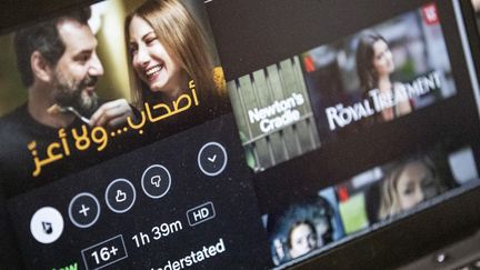 Scène du film panarabe produit par Netflix "Ashab wala Aaz" sur un ordinateur, le 23 janvier 2022 au Caire.&nbsp; (KHALED DESOUKI / AFP)