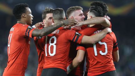 Les Rennais célèbrent leur premier but contre le Betis Séville, le 21 février 2019 à Séville (Espagne). (LAURENT LAIRYS / AFP)