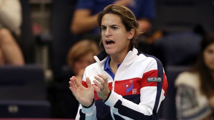 La&nbsp;capitaine de l'&eacute;quipe de France de Fed Cup&nbsp;Amelie Mauresmo, le 8 f&eacute;vrier 2014, lors de la rencontre France-Suisse au stade&nbsp;Pierre de Coubertin. (KENZO TRIBOUILLARD / AFP)