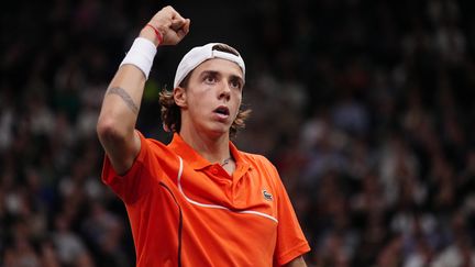 Le bonheur d'Arthur Cazaux, lors de sa victoire contre l'Américain Ben Shelton, au Masters 1000 de Bercy le 30 octobre 2024. (DIMITAR DILKOFF / AFP)