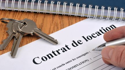 Un contrat de location et les clefs du logement. (RICHARD VILLALON / MAXPPP)