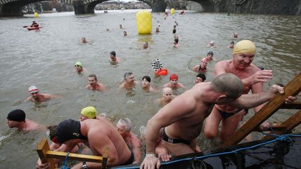 Le 26 d&eacute;cembre, les participants &agrave; une course de natation dans la Vltava, se sont rassembl&eacute;s &agrave; Prague (R&eacute;publique Tch&egrave;que), le 26 d&eacute;cembre 2012.&nbsp; (DAVID W. CERNY / REUTERS)