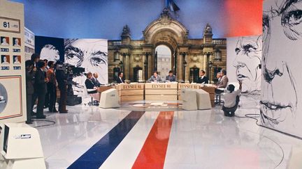 Le plateau de la soir&eacute;e &eacute;lectorale de TF1, en avril 1981. (ROCHE / TF1 / SIPA)