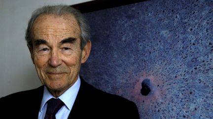 &nbsp; (Robert Badinter à son domicile (illustration) © Maxppp)