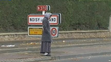 Une femme se recueille sur les lieux de l'accident, jeudi 1er novembre &agrave; Noisy-le-grand (Seine-Saint-Denis). ( FRANCE 2 / FRANCETV INFO)