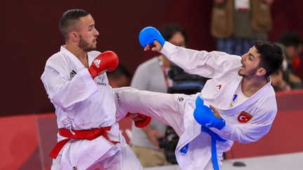 Steven Da Costa (ceinture rouge) face au Turc Eray Samdan lors des Jeux olympiques de Tokyo.&nbsp; (AHMET IZGI / ANADOLU AGENCY)