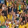 Des supporters brésiliens soutiennent leur équipe de handball contre l'Allemagne, le 11 août 2016, à Rio de Janeiro. (LUKAS SCHULZE / AFP)