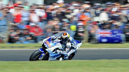 Le GP de Grande-Bretagne revient à Jorge Lorenzo (Yamaha). Sur le circuit de Silverstone, le pilote espagnol signe la 42e victoire de sa carrière devant les deux Honda de Stoner et Pedrosa. (PAUL CROCK / AFP)