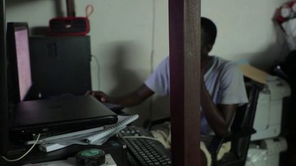Escroquerie : en Côte d'Ivoire, le business de l'arnaque aux sentiments fait recette (FRANCE 2)