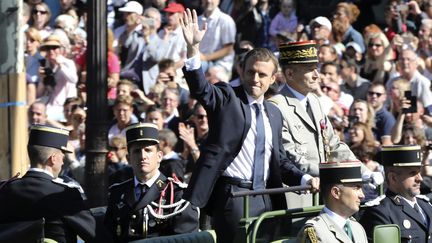 Emmanuel Macron et le général de Villiers lors du défilé du 14 juillet 2017 sur les Champs-Élysées.&nbsp; (LUDOVIC MARIN / POOL)