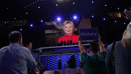 Hillary Clinton intervient en duplex après son investiture à la convention démocrate de Philadelphie (Etats-Unis), le 26 juillet 2016. (MARK KAUZLARICH / REUTERS)