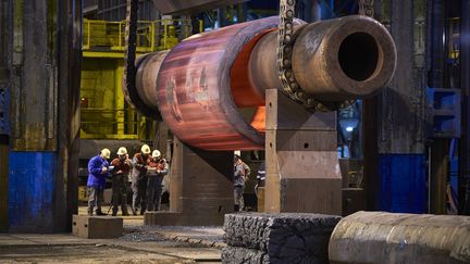 Des employés d'Areva travaillent dans la forge du Creusot (Saône-et-Loire)), le 11 janvier 2017.&nbsp; (JEAN-PHILIPPE KSIAZEK / AFP)