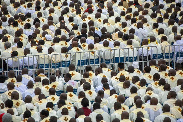 Des jeunes prêtres kenyans venus écouter le pape François le 26 novembre 2015 sur le campus de l'université de Nairobi. (Photo AFP/Georgina Goodwin)