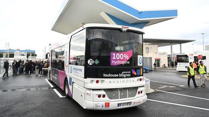 Inauguration de la première station européenne de production et de distribution d'hydrogène renouvelable en zone aéroportuaire, à Toulouse, le 4 décembre 2023. (REMY GABALDA / MAXPPP)