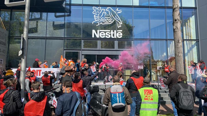 La délégation de salariés de l'usine de Caudry (Nord) a demandé à la direction de trouver un repreneur solide, lors de leur échange au siège à Issy-les-Moulineaux (Hauts-de-Seine), le 5 avril 2023. (LAURIANE DELANOE / RADIO FRANCE)