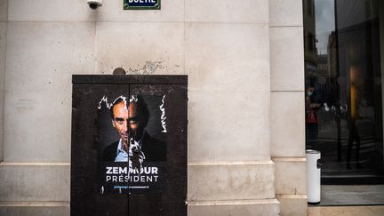 Une affiche "Zemmour président" placardée à Paris et photographiée le 1er juillet 2021. (XOSE BOUZAS / HANS LUCAS / AFP)